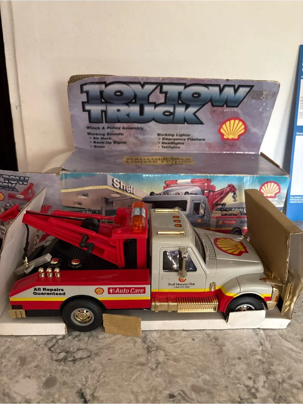 Shell Toy Tow Truck Vehicle W/ Lights & Sounds 1997 Hermann Marketing